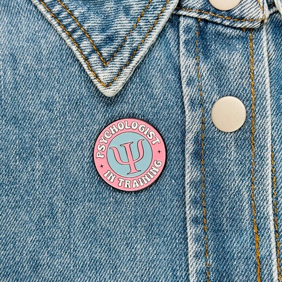 ⭐Psychology Degree Design Enamel Pins Psychological Logo Creative Brooches Pink⭐ - Picture 1 of 6